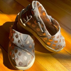 TOMS toddler shoe sz 5